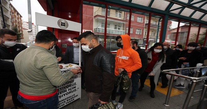 Vatandaşa iş çıkışı maske ve dezenfektan sürprizi
