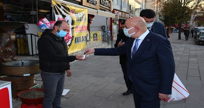 KEÇİÖREN BELEDİYESİNDEN EV EV MASKE, KOLONYA VE DEZENFEKTAN DAĞITIMI 