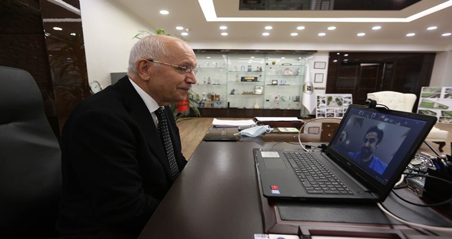 Genç tiyatrocu adayları bilgisayar başına geçti