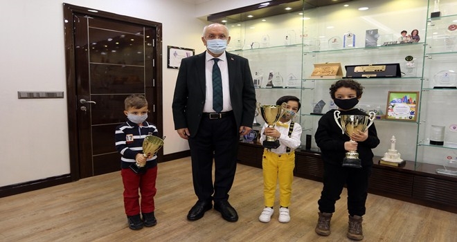 Maske tasarım yarışmasının galipleri ödüllerini aldı
