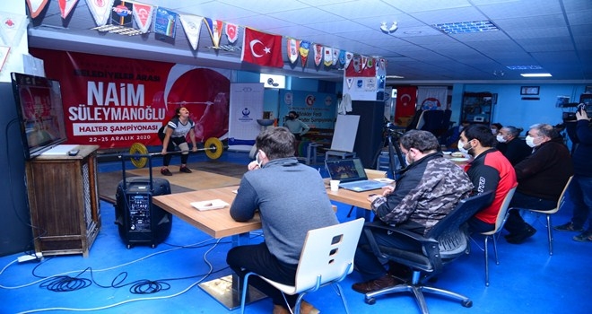 ?Online? şampiyonada 160 halterci podyuma çıktı