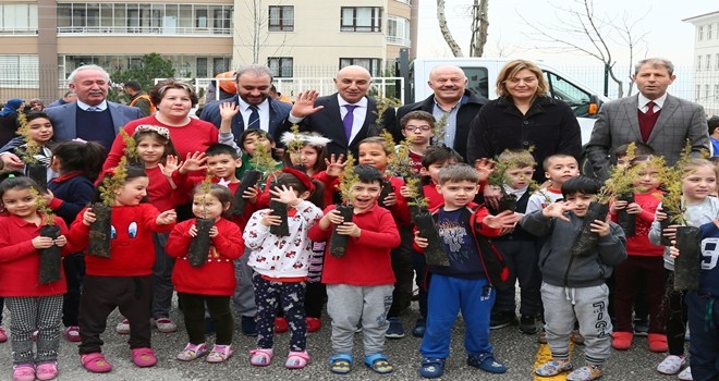 KEÇİÖREN BELEDİYESİ 5 BİN FİDAN DAĞITTI