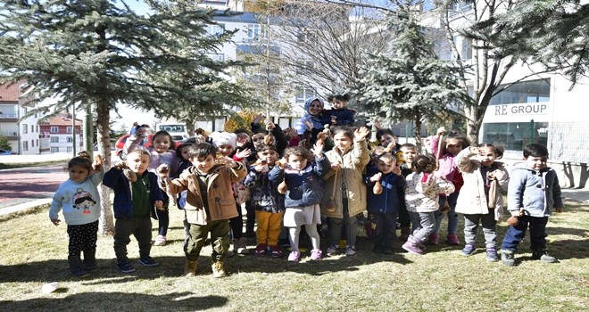 Ağaç sevgisi çim adamlarla aşılandı