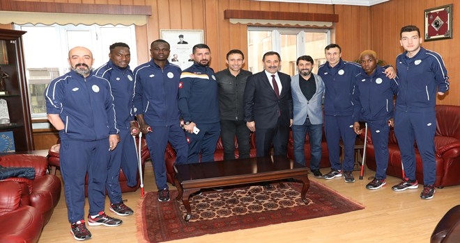 AMPUTE TAKIMI BAŞKAN DEMİREL´İ ZİYARET ETTİ
