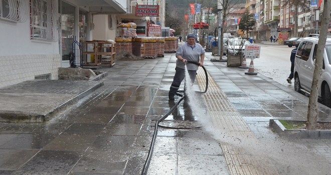 Cadde ve Sokaklar Dezenfektanla Yıkanıyor