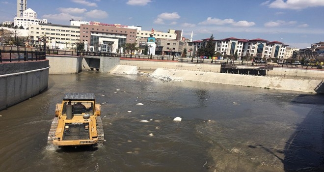 KEÇİÖREN BELEDİYESİ GÜMÜŞDEREYİ TEMİZLİYOR