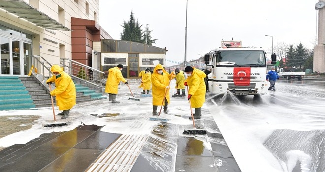 Sokak ve Kaldırımlar Hem Yıkanıyor Hem Dezenfekte Ediliyor