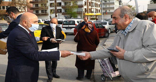 KEÇİÖREN BELEDİYESİ ÜRETTİĞİ MASKELERİ HER GÜN DAĞITIYOR 