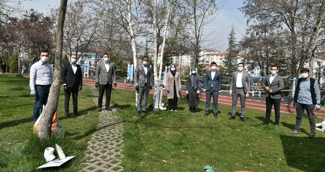 Can dostlar için mama ve su bıraktılar