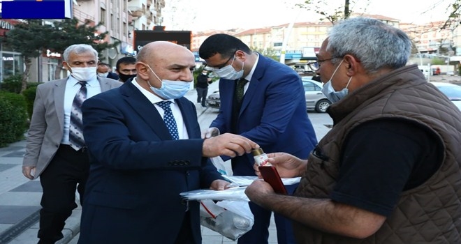 ALTINOK HEM DENETİM YAPIYOR HEM DE MASKE DAĞITIYOR