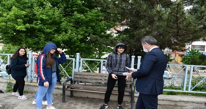 Başkan Köse´den sokağa çıkan gençlere maske