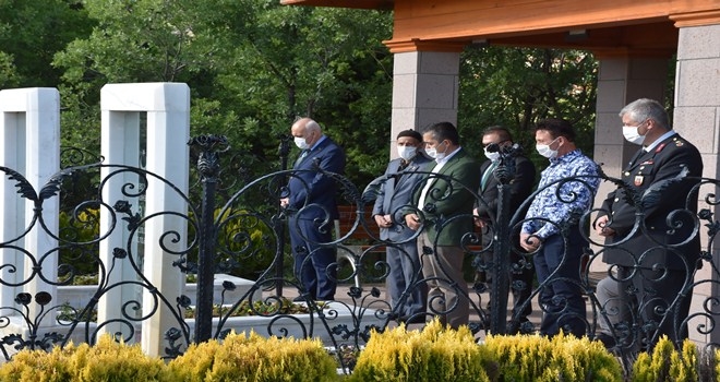 Şehitlikleri ziyaret edip şehit aileleriyle bayramlaştılar