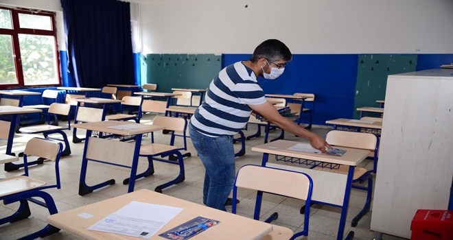 Kırtasiye setleri sıralara bırakıldı