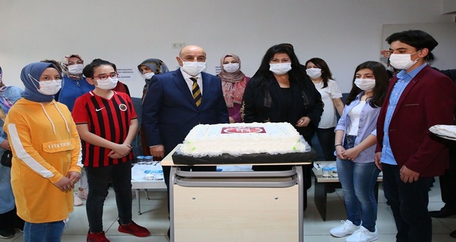 ALTINOK LGS ÖNCESİNDE ÖĞRENCİLERİ  PASTA KESEREK MOTİVE ETTİ