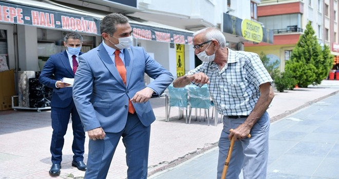Başkandan dirsek selamı