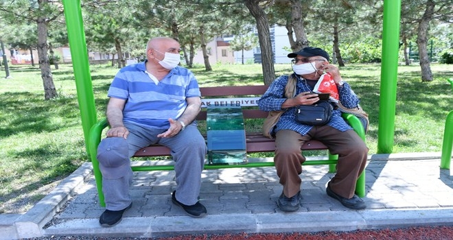 Parklarda banklara sosyal mesafe ayarı