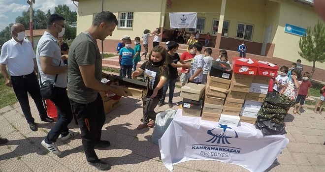 Öğretmen Başkan´dan öğrencileri sevindiren hediyeler