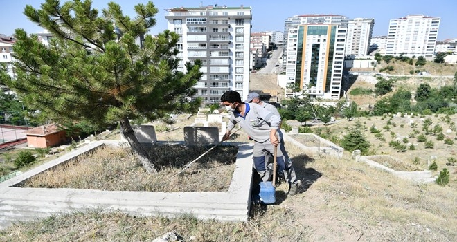 Mezarlıklar Bayrama Hazırlanıyor
