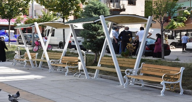 Parklardaki Oturma Banklarını ve Çöp Kovalarını Yeniliyor