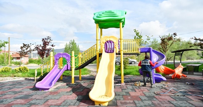 Mamak´ta parklar bakım ve onarımdan geçiyor