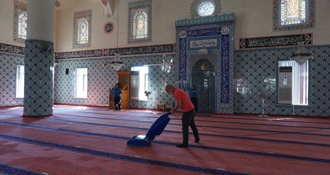 Camiler Köşe Bucak Temizleniyor