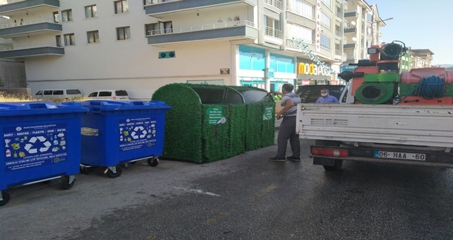 Çöp Konteynerleri İlaçlanıp Yıkanarak Dezenfekte Ediliyor