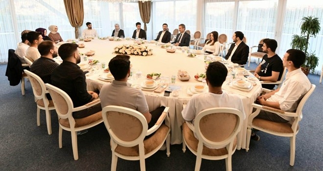 Köse gençlerle bir araya geldi