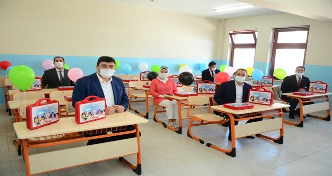 Hediye kırtasiye setleri sıralara bırakıldı 