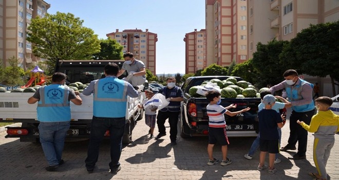 Çiftçilere kavun ektirip, ihtiyaç sahiplerine dağıttı