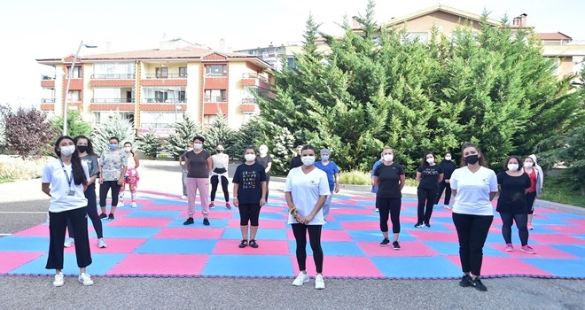 Mamaklı kadınlardan sosyal mesafeli spor