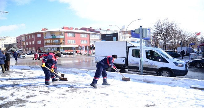 Yollar açılıyor, buzlanmaya karşı tuzlanıyor, kaldırımlar temizleniyor