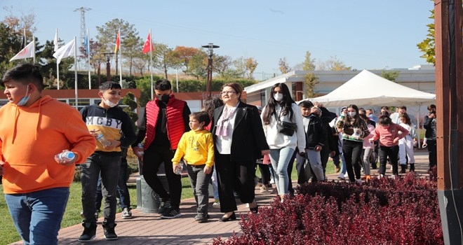 Bakan Derya Yanık Sosyal ve Ekonomik Destek´ten yararlanan çocukları ağırladı