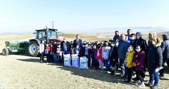 Başkan Köse, öğrencilerle tohum ekti