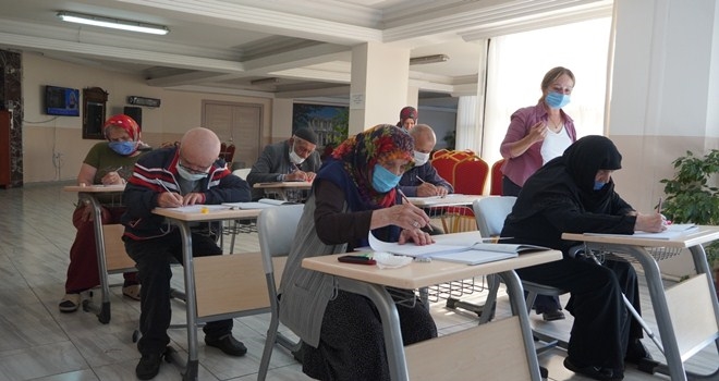 HUZUREVİNDEKİ YAŞLILAR OKUMA  YAZMA EĞİTİMLERİNE BAŞLADI