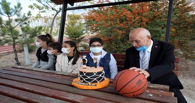 Yaşar´dan küçük Enes´e jest