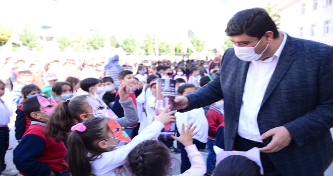 Minik öğrenciler istedi, Başkan Oğuz kırmadı
