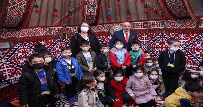 BAŞKAN ALTINOK MİNİK ÖĞRENCİLERE MASAL OKUDU