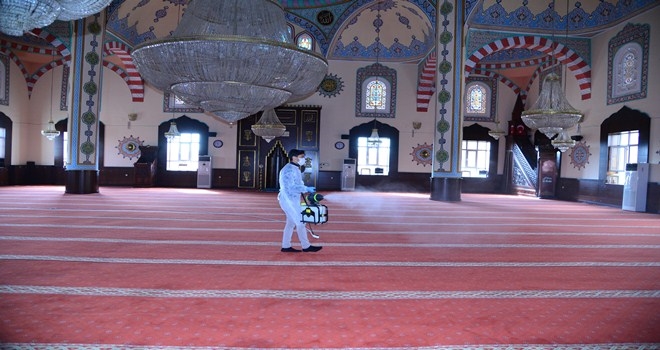 Camiler cuma namazı için pırıl pırıl 