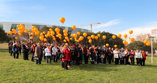 Turuncu balonlar gökyüzüne bırakıldı