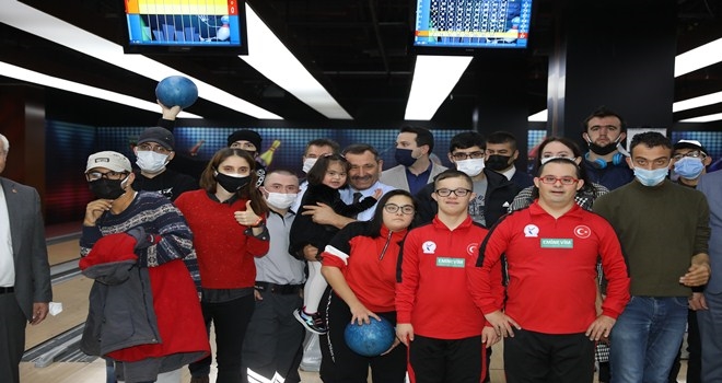 DEMİREL ENGELLİLERLE BOWLİNG OYNADI