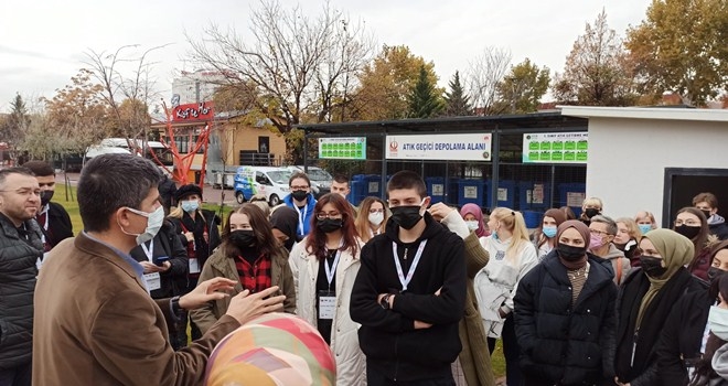 ERASMUS ÖĞRENCİLERİNE GERİ DÖNÜŞÜM ANLATILDI