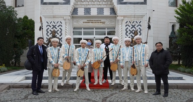 KAZAKİSTANLI SANATÇILAR KEÇİÖREN´DE ?FLASH MOB? YAPTILAR