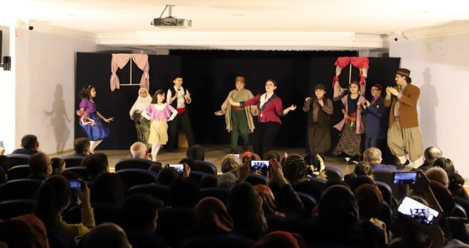 Tiyatro Gösterimi Yoğun İlgi İle İzlendi