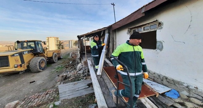 BAŞKAN ALTINOK TALİMAT VERDİ METRUK YAPI YIKILDI