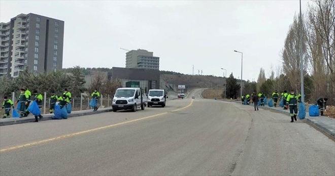 KEÇİÖREN´DE MINTIKA EKİBİ YOL KENARLARINDAKİ ATIKLARI TOPLADI