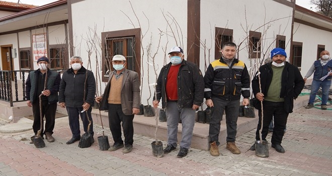 KEÇİÖREN´DEKİ ÇİFTÇİLERE MEYVE FİDANI DESTEĞİ 