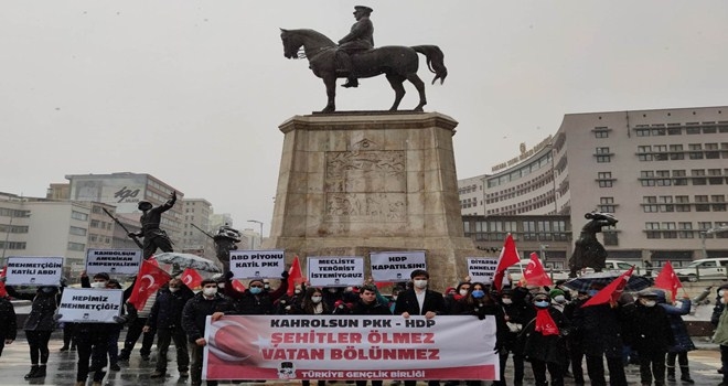 TÜRK GENÇLİĞİ GARA´DAKİ ŞEHİTLER İÇİN AYAKTA