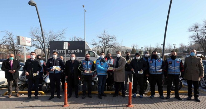 Motorlu kuryelere maske, dezenfektan desteği
