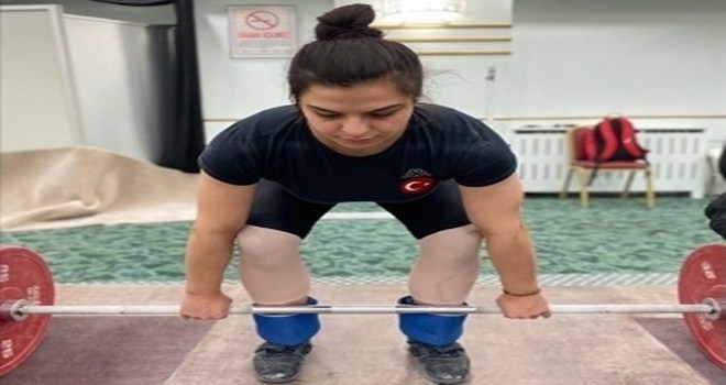 Dişi Herkül gözünü altın madalyaya dikti