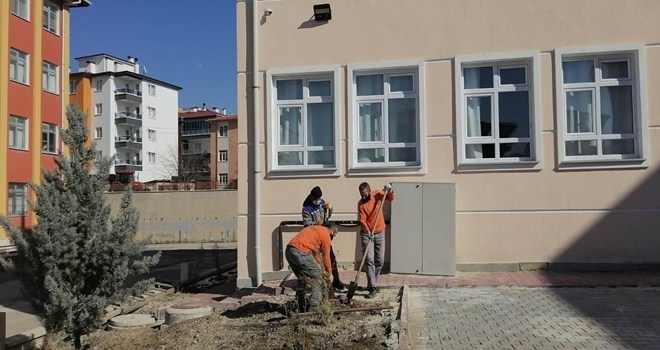 Sincan Belediyesi Yüz Yüze Eğitim Öncesi  Okul Bahçelerini Renklendiriyor